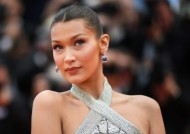 贝拉·哈迪德(Bella Hadid)在两年后重返圣罗兰巴黎时装周的t台